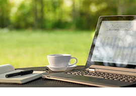 Ordinateur et tasse de café sur un bureau 