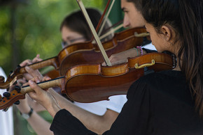Fille qui joue du violon