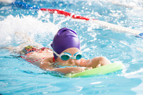 enfant dans une piscine
