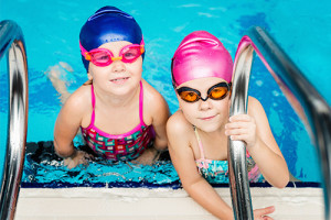 Enfants dans piscine