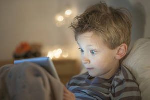 Petit garçon avec tablette tactile