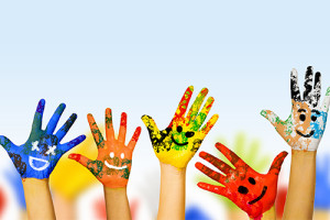 Mains avec de la peinture