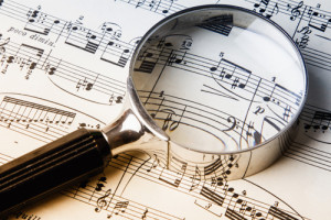 Partition musique et loupe