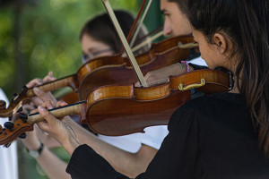 Fille qui joue du violon