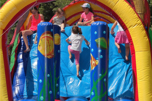 Enfants qui jouent sur structure gonflable